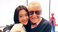 Pengarang Spider-Man, Stan Lee terlihat melakukan gerakan Gwiyomi di salah satu video milik penyanyi K-Pop Clara.
