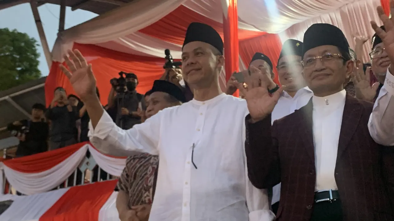 Bakal Capres PDIP Ganjar Pranowo bersama  Imam Besar Masjid Istiqlal Nasaruddin Umar saat menghadiri Halal Bihalal di di Lapangan Tikala, Kota Manado, pada Kamis (18/5/2023).