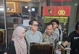 Pasangan artis Dude Harlino dan Alyssa Soebandono diperiksa terkait kasus dugaan tindak pidana penipuan oleh PT Dana Syariah Indonesia (DSI). (Liputan6.com/Rifqy Alief Abiyya)