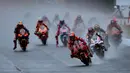 Pembalap dari tim Ducati Lenovo, Francesco Bagnaia memimpin saat re-start MotoGP Jepang 2023 di Sirkuit Motegi, Minggu (1/10/2023) siang WIB, setelah balapan sempat dihentikan pada lap ke-13 akibat guyuran hujan deras. (AFP/Toshifumi Kitamura)