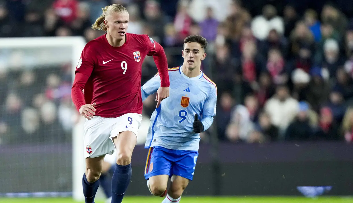 Pemain Spanyol, Gavi berusaha merebut bola dari kaki pemain Norwegia, Erling Haaland pada laga Grup A Kulaifikasi Euro 2024 yang berlangsung di Ullevaal Stadium, Oslo, Norwegia, Senin (16/10/2023) dini hari WIB. Laga tersebut dimenangkan oleh Spanyol dengan skor 1-0. (AFP/NTB/Frederik Varfjell)