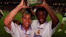 Clarence Seedorf (kanan), merasakan tiga musim yang luar biasa bersama Real Madrid dengan meraih gelar La Liga (1996-1997) dan Liga Champions semusim berselang. (AFP/Dominique Faget)