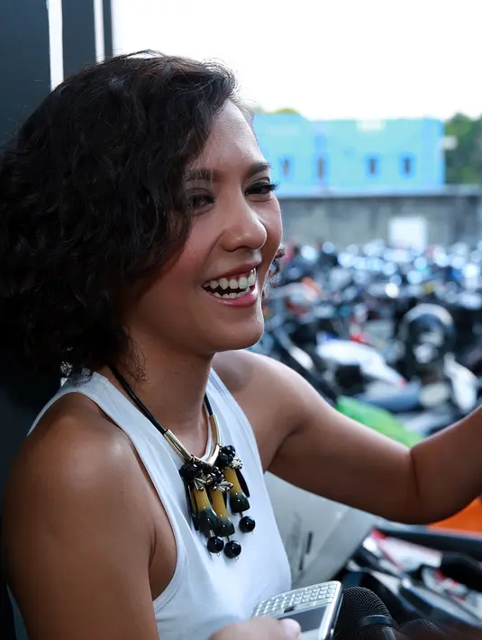 Pernyataan Lala Karmela setidaknya telah menjawab keberadaan foto mesra yang sempat diunggah Petra Sihombing bersama model Firrina di akun media sosialnya. (Deki Prayoga/Bintang.com)