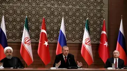 Presiden Turki Recep Tayyip Erdogan (tengah) bersama Presiden Rusia Vladimir Putin (kanan) dan Presiden Iran Hassan Rouhani (kiri) saat konferensi pers, Ankara, Turki, Rabu (4/4). Para pemimpin negara membahas perdamaian Suriah. (AP Photo/Burhan Ozbilici)