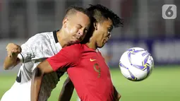 Pemain Timnas Indonesia U-19, Sutan Diego (kanan) berebut bola dengan pemain Timor Leste pada laga kualifikasi Grup K Piala AFC U-19 2020 di Stadion Madya Gelora Bung Karno, Jakarta, Rabu (6/11/2019). Indonesia unggul 3-1. (Liputan6.com/Helmi Fithriansyah)