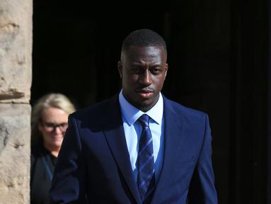 Bek Manchester City asal Prancis, Benjamin Mendy meninggalkan Pengadilan Chester Crown usai menjalani atas dugaan pemerkosaan dan penyerangan terhadap tujuh wanita di Inggris (10/8/2022). Mendy (28) yang menghadapi delapan dakwaan pemerkosaan, satu dakwaan penyerangan seksual dan satu dakwaan percobaan pemerkosaan, terkait dengan tujuh wanita muda, dapat melihat karir bermainnya berakhir di penjara jika terbukti bersalah. (AFP/Lindsey Parnaby)