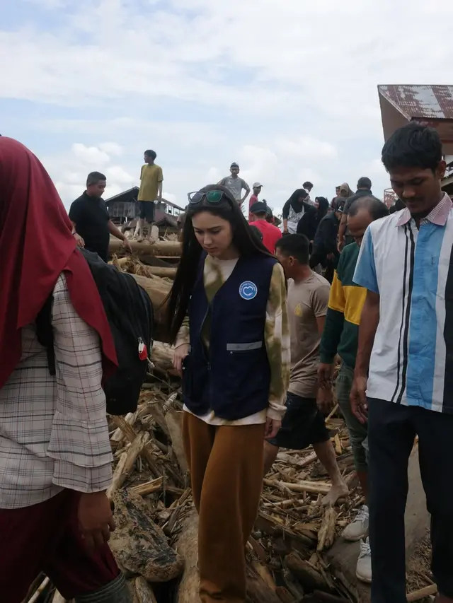 Tanpa Makeup, Yasmin Napper Pancarkan Inner Beauty Saat Kirim Bantuan untuk Bencana Sumatera Utara