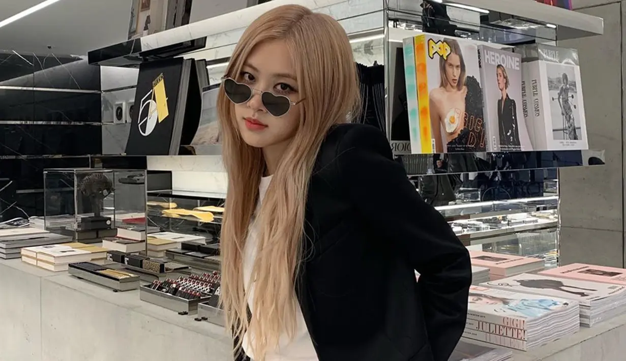 Tak selalu feminin, wanita kelahiran Auckland, Selandia Baru ini juga kerap tampil boylish. Buat kamu yang tomboi dan ingin tampil fashionable gaya ini bisa jadi inspirasi. Rose memilih memadukan checked mini skirt dengan buttoned checked blazer untuk tampil simpel.(Liputan6.com/IG/@roses_are_rosie)
