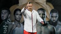Petinju Ukraina Oleksandr Usyk memberi isyarat sebelum penimbangan di King Abdullah Sports City, Jeddah, Arab Saudi, 19 Agustus 2022. Joshua dijadwalkan melawan juara bertahan Usyk dalam pertandingan ulang tinju kelas berat di Jeddah pada 20 Agustus. (AP Photo/Hassan Ammar)