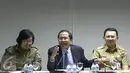 Ki-ka: Siti Nurbaya, Rizal Ramli dan Ahok saat konferensi pers hasil rapat Reklamasi Teluk Jakarta, Senin (18/4). Pemerintah Pusat dan Pemprov DKI Jakarta sepakat untuk menghentikan sementara proyek Reklamasi Teluk Jakarta. (Liputan6.com/Angga Yuniar)