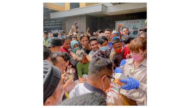 Virus Corona Meluas, Ini 7 Potret Seleb Bagi-Bagi Masker dan Hand Sanitizer