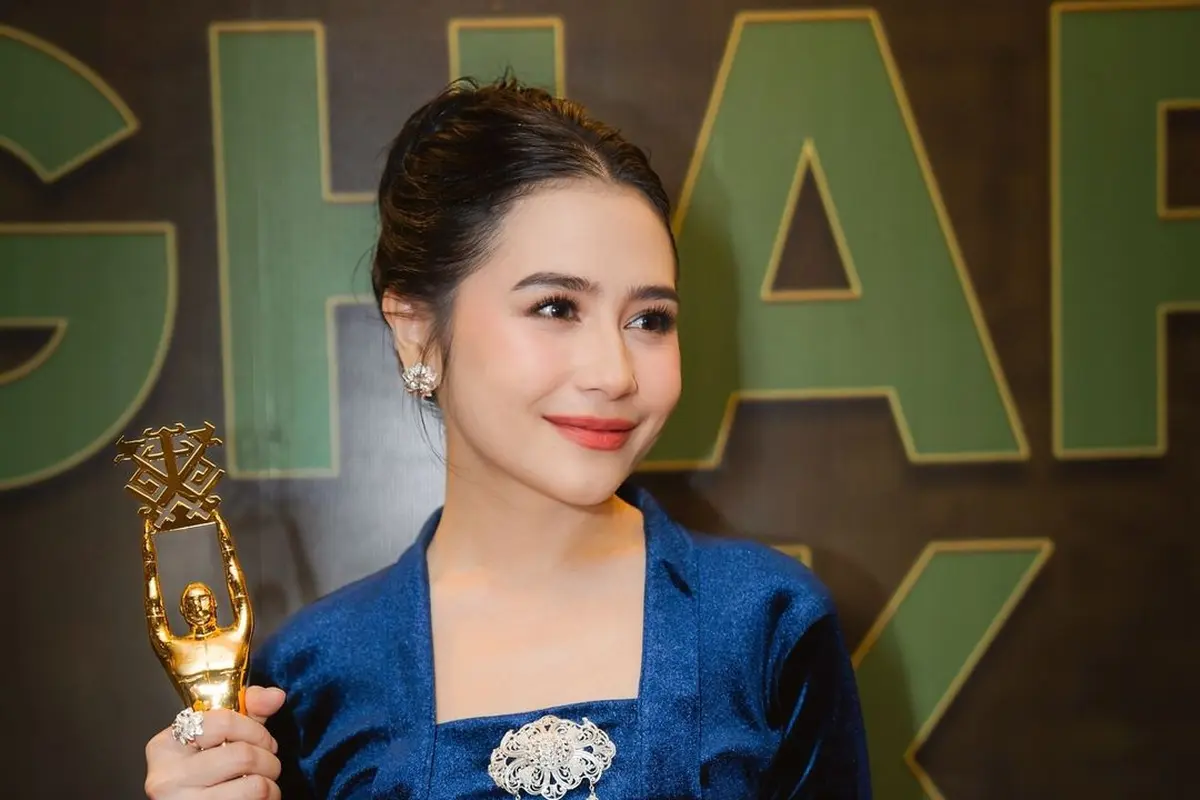 6 Potret Prilly Latuconsina yang Terlihat Makin Ayu dengan Kebaya Kutubaru, Tampilan Body yang Makin Ramping Bikin Salah Fokus