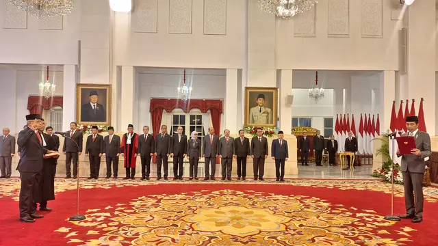 Presiden Joko Widodo atau Jokowi melantik Irjen Marthinus Hukom sebagai Kepala Badan Narkotika Nasional (BNN) di Istana Negara Jakarta, Jumat (8/12/2023).
