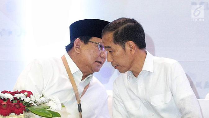 Dua calon presiden Prabowo Subianto (kiri) dan Joko Widodo (kanan) berbincang saat pengambilan nomor urut peserta Pemilu 2019 di Kantor KPU, Jakarta, Jumat (21/9). Prabowo mendapat nomor urut 01, sedangkan Jokowi 02. (Liputan6.com/Faizal Fanani)