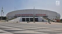 Suasana di luar Jakarta International Velodrome, Rawamangun, Jakarta, Senin (9/7). Pembangunan Velodrome Rawamangun telah mencapai 100 persen dan siap digunakan untuk arena balap sepeda dalam perhelatan Asian Games 2018. (Merdeka.com/Iqbal S. Nugroho)