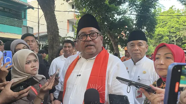 Wakil Gubernur (Wagub) DKI Jakarta Rano Karno dalam acara “Bang Doel Sapa Warga” di Kampung Wisata Eduwisata Bhinneka, Jalan Kompleks Angkasa Pura blok PQRS, Kebon Kosong, Kemayoran, Jakarta Pusat, Jumat (24/4/2026) (Liputan6.com/Winda Nelfira)