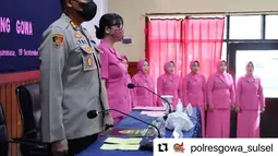 Bersama Tri Goffarudin Pulungan, Uut Permatasari mengikuti arahan untuk berdiri dari duduknya, dan ikut bernyanyi yang diiringi oleh dirigen. (Foto: Instagram/@uutpermatasari)