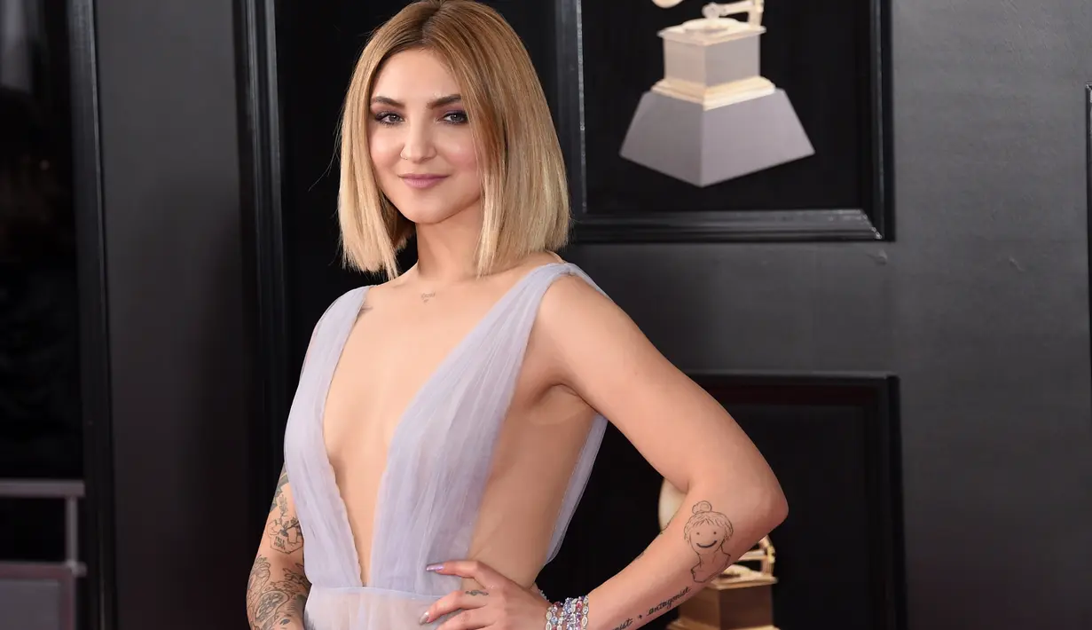 Julia Michaels berpose untuk difoto saat menghadiri Grammy Awards ke-60 di Madison Square Garden, New York (28/1). (Photo by Evan Agostini/Invision/AP)