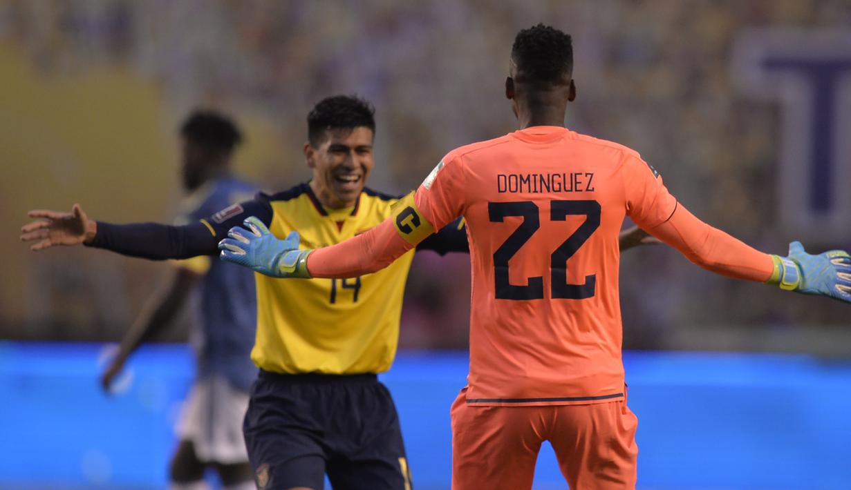 Kiper Ekuador, Alexander Dominguez dan Xavier Arreaga merayakan gol ke-5 Kolombia dalam laga lanjutan kualifikasi Piala Dunia 2022 zona CONMEBOL melawan Kolombia di Rodrigo Paz Delgado Stadium, Quito, Ekuador, Rabu (18/11/2020) pagi WIB. Ekuador menang 6-1 atas Kolombia. (AFP/Rodrigo Buendia/Pool)