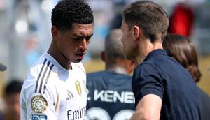 Jude Bellingham #5 dari Real Madrid C. F. berjabat tangan dengan Xabi Alonso, Pelatih Kepala Real Madrid C. F., setelah digantikan selama pertandingan Grup H Piala Dunia Antarklub 2025 antara Real Madrid CF dan CF Pachuca di Stadion Bank of America pada tanggal 22 Juni 2025 di Charlotte, Carolina Utara. (Richard Pelham/Getty Images via AFP)