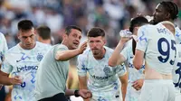 Pelatih Inter Milan, Cristian Chivu, memberikan arahan kepada anak asuhnya saat melawan Monterrey pada pertandingan Grup E Piala Dunia Antarklub 2025 di Rose Bowl, Pasadena, pada Rabu (18/6/2025) pagi WIB. (AP Photo/Gregory Bull)