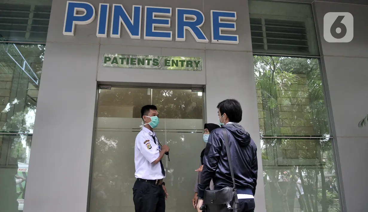 Pengunjung berbincang dengan petugas keamanan di depan ruang isolasi pasien virus corona atau COVID-19 di Gedung Pinere, RSUP Persahabatan, Jakarta Timur, Rabu (4/3/2020). Sebanyak 10 dari 31 pasien yang dipantau dan diawasi RSUP Persahabatan merupakan pasien rujukan. (merdeka.com/Iqbal Nugroho)
