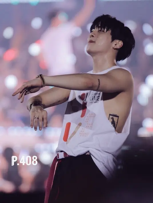 Tato itu berada di bagian atas pinggang sebelah kiri, tato tersebut bergambar anjing. (foto: allkpop.com)