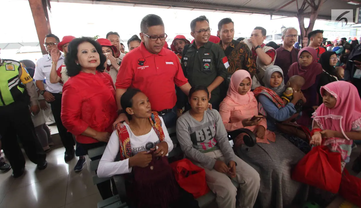 Sekjen DPP PDIP Hasto Kristiyanto menyapa pemudik saat melepas mudik gratis bareng PDIP di Stasiun Pasar Senen, Jakarta, Selasa (12/6). Mudik garatis ini dengan tujuan Stasiun Surabaya, Malang, Yogyakarta, dan Semarang. (Liputan6.com/Angga Yuniar)