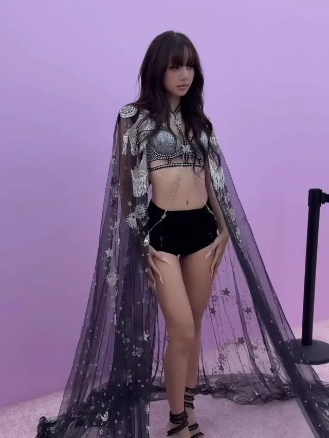 Lisa Blackpink untuk Pertama Kalinya Hadir di Victoria's Secret Fashion Show. [@lalalalisa_m]