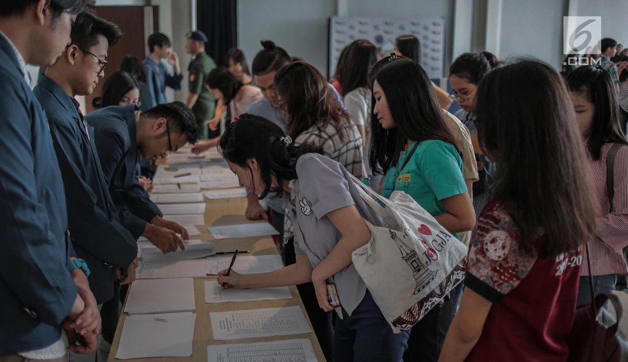 Para peserta melakukan registrasi acara Emtek Goes To Campus (EGTC) 2018 di Universitas Kristen Petra, Surabaya, Rabu (14/11). Bertempat di Auditorium Kampus Timur, EGTC 2018 ini berlangsung hingga 15 November mendatang. (Liputan6.com/Faizal Fanani)