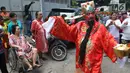 Warga menonton arak-arakan perayaan Cap Go Meh di kawasan Petojo, Jakarta, Selasa (19/2). Arak-arakan ini melewati kawasan Petojo hingga Cideng. (Liputan6.com/Angga Yuniar)