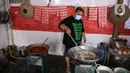 Relawan memasak makanan di dapur umum peduli COVID-19 di kawasan Karet Semanggi, Jakarta, Selasa (13/7/2021). Warga Karet Semanggi mendirikan dapur umum untuk membantu mereka yang sedang isolasi mandiri dan terdampak kebijakan PPKM Darurat. (Liputan6.com/Faizal Fanani)