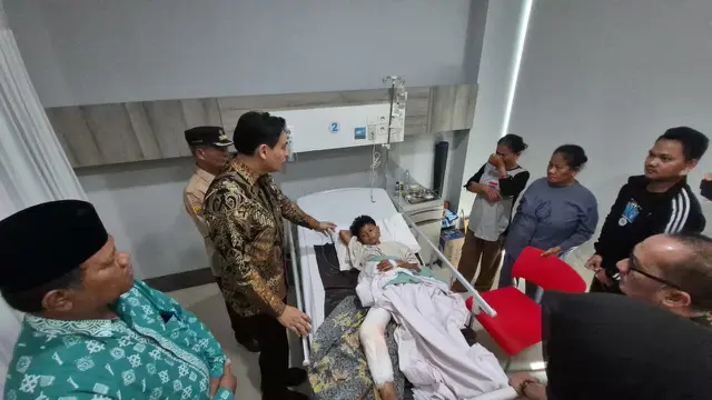 Lucky Hakim sambangi korban kecelakaan Jalur Pantura Indramayu
