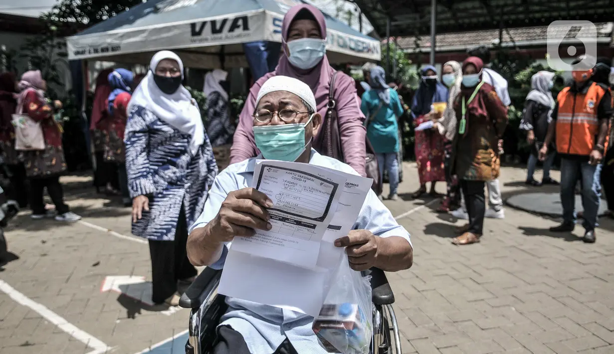Warga lanjut usia (lansia) menunjukkan surat usai menerima vaksinasi COVID-19 di SDN 02 Sukapura, Cilincing, Jakarta Utara, Senin (22/3/2021). Kegiatan ini sebagai upaya meningkatkan kekebalan tubuh kepada warga rentan dari virus COVID-19. (merdeka.com/Iqbal S. Nugroho)