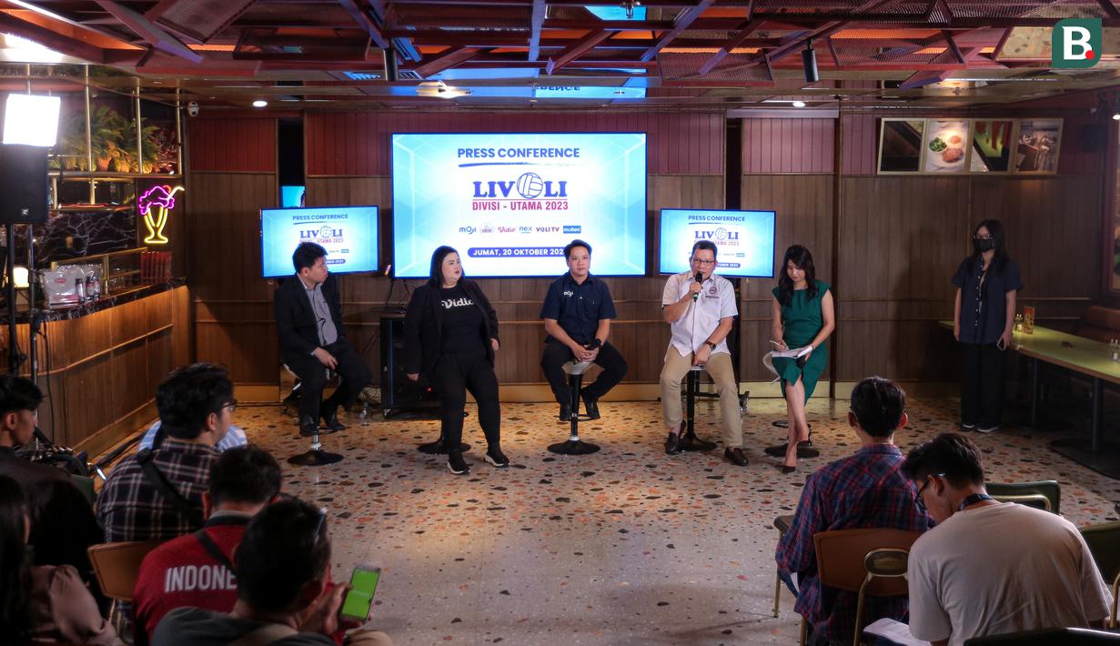 <p>Wakil ketua 3 PP PBVSI, Reginald C. Nelwan (kedua kanan) memberikan keterangan bersama sejumlah pembicara saat konferensi pers Livoli Divisi Utama 2023 yang berlangsung di Dennys's, Senayan City, Jakarta, Jumat (20/10/2023). (Bola.com/Bagaskara Lazuardi)</p>