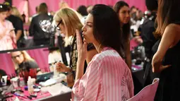 Model seksi Kendall Jenner menunggu untuk dirias di belakang panggung sebelum tampil dalam acara Victoria Secret Fashion Show 2015 di Lexington Armory, New York, Selasa (10/11/2015). (Dimitrios Kambouris/Getty Images untuk Victoria Secret /AFP)