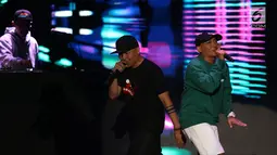 Grup hip hop duo Sweet Martabak menghibur penggemarnya dalam acara "Hodgepodge Superfest 2019", di Allianz Ecopark, Ancol, Sabtu (31/8/2019). Sweet Martabak menyanyikan lagu-lagu hip hop era 1990-an seperti "Sumur di Ladang", "Tididit", dan "Cewe Matre". (Liputan6.com/Herman Zakharia)