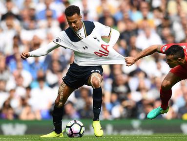 Bek Liverpool, Dejan Lovren, menarik baju dari gelandang Tottenham, Dele Alli, pada laga Premier League di Stadion White Hart Lane, London, Inggris, Sabtu (27/8/2016). Kedua tim bermain imbang 0-0. (Reuters/Dylan Martinez) 