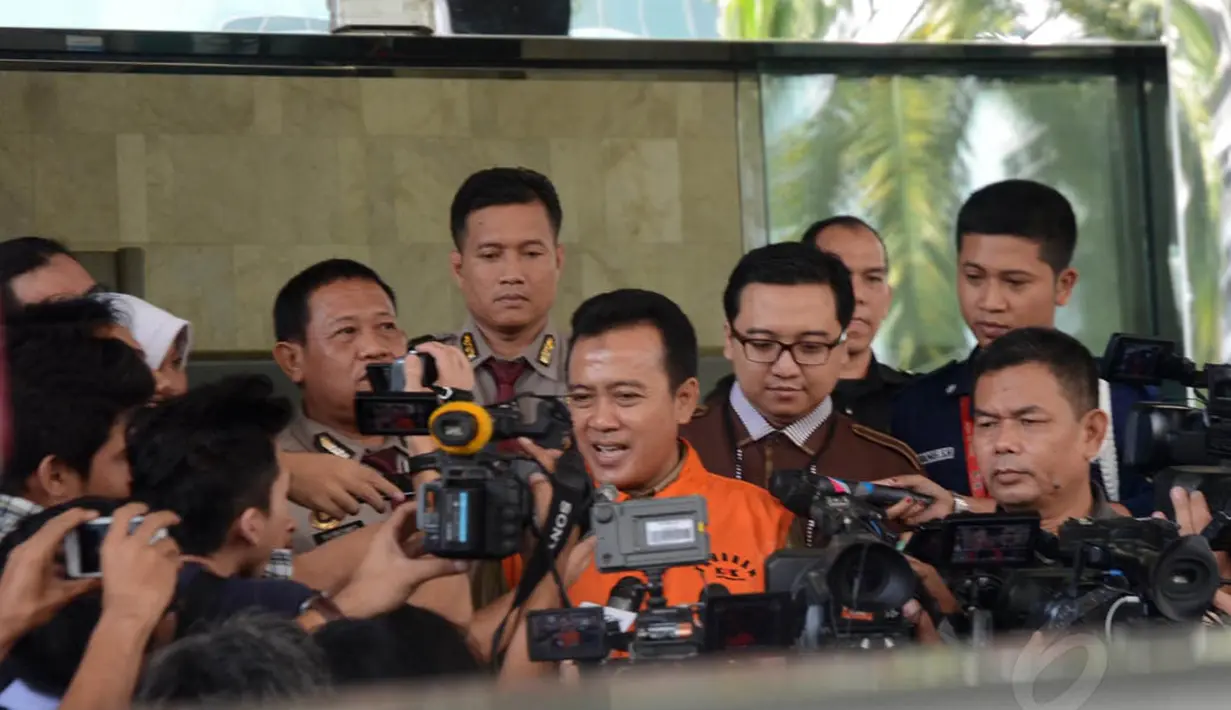 KPK memeriksa pasangan suami istri, Bupati Karawang Ade Swara dan Nurlatifah sebagai tersangka, Selasa (5/8/14). (Liputan6.com/Miftahul Hayat)