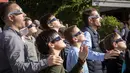 Siswa berkacamata mengamati Gerhana Matahari sebagian di ibu kota Kosovo, Pristina, Selasa (25/10/2022). Peristiwa Gerhana Matahari terakhir pada tahun 2022 terlihat dari sebagian besar Eropa, serta Afrika Utara, Timur Tengah, dan Asia Barat. (AP Photo/Visar Kryeziu)