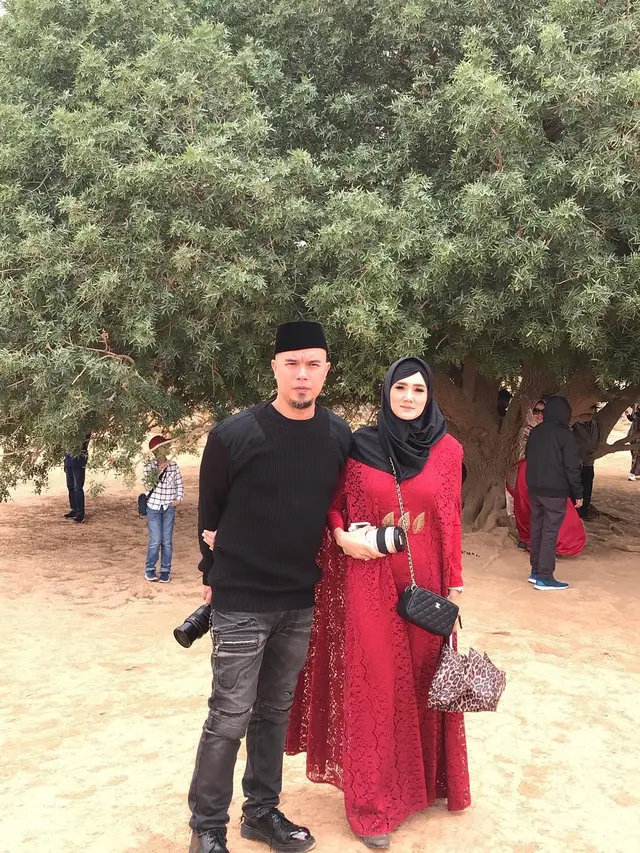 [Bintang] Serasi, Ini 8 Foto Bulan Madu Ahmad Dhani dan Mulan Jameela di Yerusalem