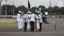 Marsekal TNI Yuyu Sutisna (kanan) menandatangani dokumen serah terima jabatan KSAU di Lapangan Udara Halim Perdanakusuma, Jakarta, Jumat (19/1). (Liputan6.com/Faizal Fanani)