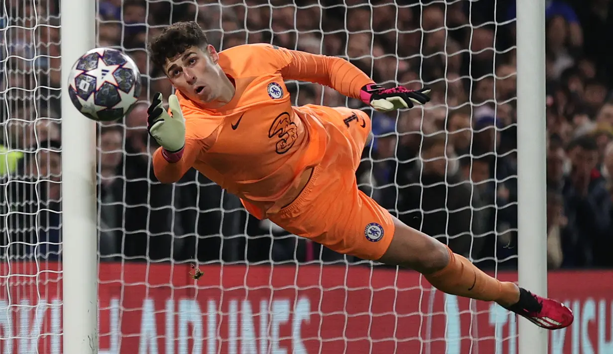 Real Madrid mengonfirmasi bergabungnya Kepa Arrizabalaga dari Chelsea. (Photo by ADRIAN DENNIS / AFP)