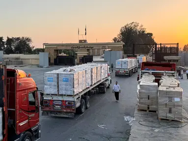 Truk-truk bermuatan bantuan kemanusiaan menunggu izin masuk di sisi perbatasan Mesir dari perlintasan Rafah menuju Jalur Gaza, untuk menuju wilayah Palestina pada 3 Agustus 2025. (Foto: AFP)