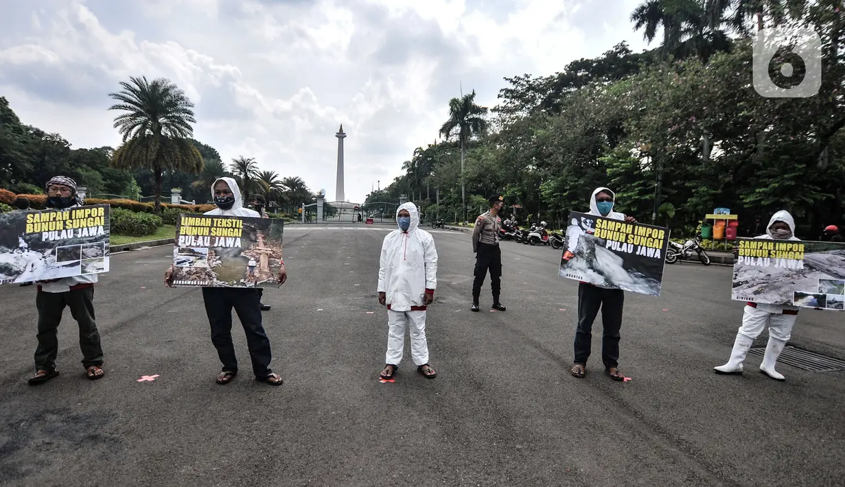 Aktivis membawa poster saat aksi "Sampah Impor Bunuh Sungai Pulau Jawa" di kawasan Patung Kuda, Monas, Jakarta, Senin (3/5/2021). Aktivis mendesak pemerintah menindak pabrik kertas impor dan tekstil sekitar Sungai Brantas, Bengawan Solo, Citarum, dan Ciujung. (merdeka.com/Iqbal S. Nugroho)