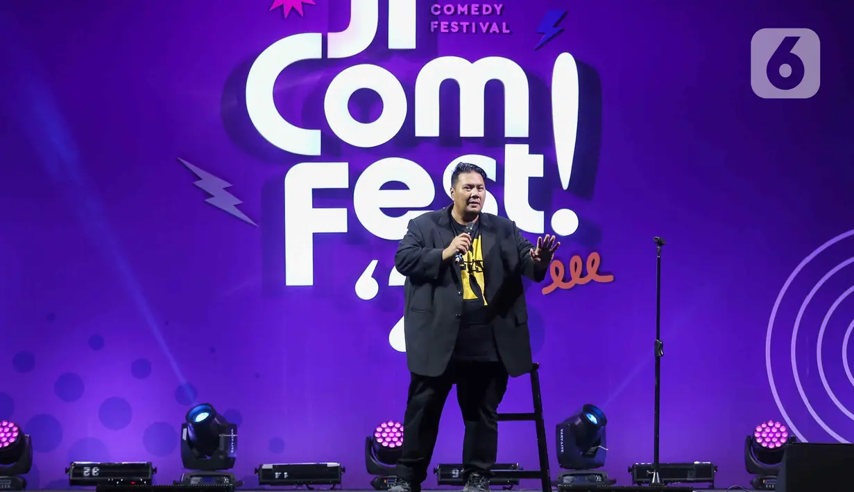Komika Mo Sidik memeriahkan panggung Jakarta International Comedy Festival atau Jicomfest 2023 di Tennis Indoor Senayan, Jakarta, Jumat (15/12/2023). (Liputan6.com/Herman Zakharia)