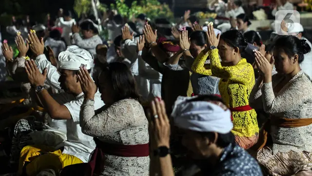 FOTO: Umat Hindu Bali Rayakan Hari Raya Galungan di Pura Amerta Jati Depok