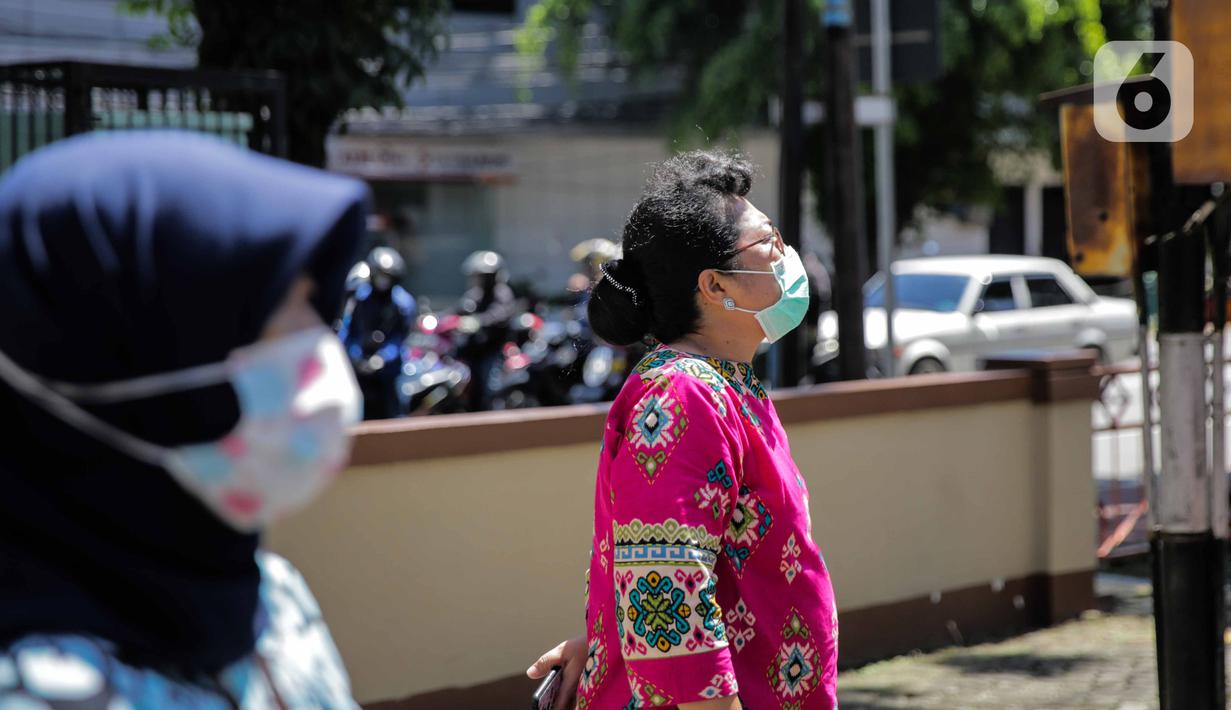 Sejumlah pegawai berjemur di bawah sinar matahari di Kawasan Fatmawati, Jakarta, Selasa (31/3/2020). Berjemur diri di bawah sinar matahari saat pagi merupakan salah satu upaya yang paling sederhana untuk menjaga kesehatan selama wabah virus COVID-19. (Liputan6.com/Faizal Fanani)