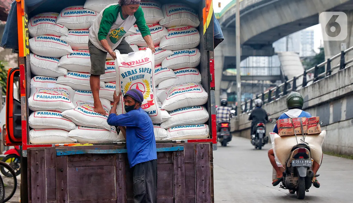 Perbandingan peningkatan produksi beras dengan konsumsi menjadi salah satu faktor penyebab makanan pokok tersebut masih menyumbang inflasi Indonesia. (Liputan6.com/Angga Yuniar)