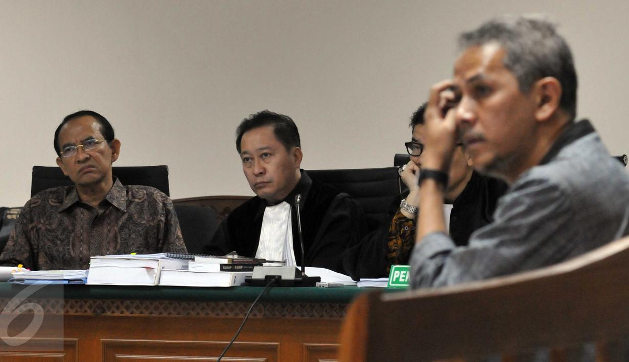 Suryadharma Ali (kiri) mendengarkan kesaksian Anggito Abimanyu di Pengadilan Tipikor, Jakarta, Senin (26/10/2015).  Anggito menyatakan PPP merupakan partai yang paling banyak mendapat jatah kuota haji. (Liputan6.com/Helmi Afandi)
